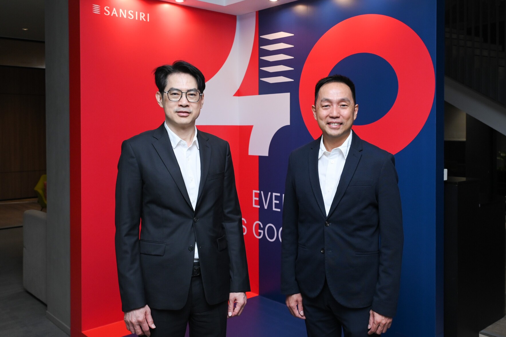 จากภาพ: นายอนุสรณ์ พจนบรรพต Head of Housing Product Solution Business, SCG Smart Living ร่วมกับ นายประเสริฐ ตระการวชิรหัตถ์ รองกรรมการผู้จัดการ บริษัท แสนสิริ จำกัด (มหาชน) ผนึกกำลังขับเคลื่อนอุตสาหกรรมที่อยู่อาศัย แปลงขยะจากไซต์งานเป็นวัสดุตกแต่งดีไซน์สวยและรักษ์โลก ใช้งานได้จริง