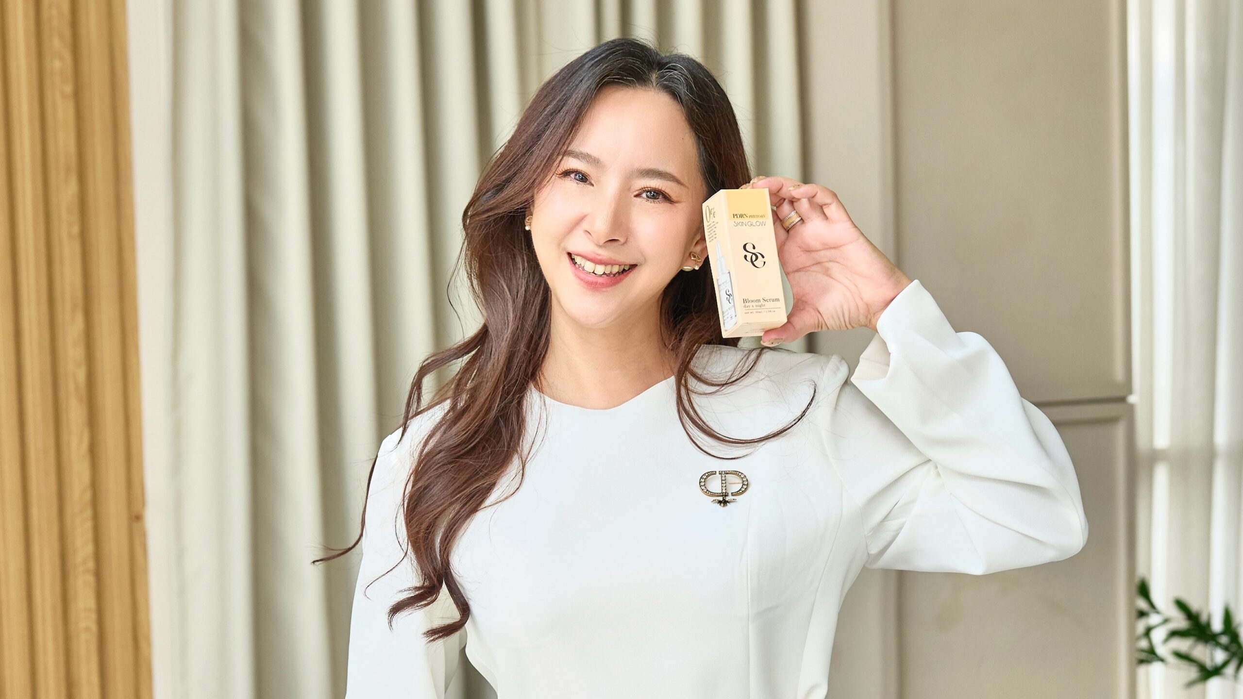 “เปิดตัวเซรั่มย้อนวัยผิวจากแบรนด์ Skin Glow โดยคุณหนึ่งฤทัย ผู้อยู่เบื้องหลังธุรกิจความงามมามากกว่า 10 ปี”