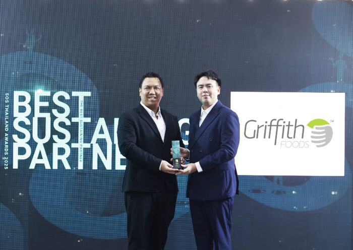 จากซ้าย: คุณธัชกร สุวรรณะโสภณ ผู้อำนวยการฝ่ายทรัพยากรบุคคลประจำภูมิภาคเอเชียตะวันออกเฉียงใต้ บริษัท กริฟฟิทท์ ฟู้ดส์ จำกัด และผู้มอบรางวัลจากมูลนิธิสโกลารส์ ออฟ ซัสทีแนนซ์ (ประเทศไทย) – SOS Thailand