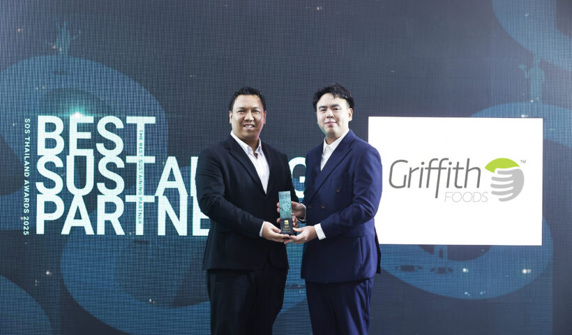 จากซ้าย: คุณธัชกร สุวรรณะโสภณ ผู้อำนวยการฝ่ายทรัพยากรบุคคลประจำภูมิภาคเอเชียตะวันออกเฉียงใต้ บริษัท กริฟฟิทท์ ฟู้ดส์ จำกัด และผู้มอบรางวัลจากมูลนิธิสโกลารส์ ออฟ ซัสทีแนนซ์ (ประเทศไทย) – SOS Thailand