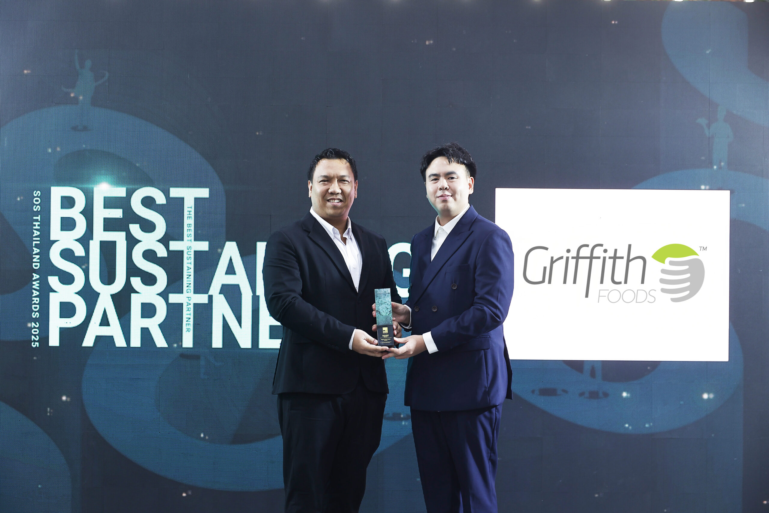 จากซ้าย: คุณธัชกร สุวรรณะโสภณ ผู้อำนวยการฝ่ายทรัพยากรบุคคลประจำภูมิภาคเอเชียตะวันออกเฉียงใต้ บริษัท กริฟฟิทท์ ฟู้ดส์ จำกัด และผู้มอบรางวัลจากมูลนิธิสโกลารส์ ออฟ ซัสทีแนนซ์ (ประเทศไทย) – SOS Thailand